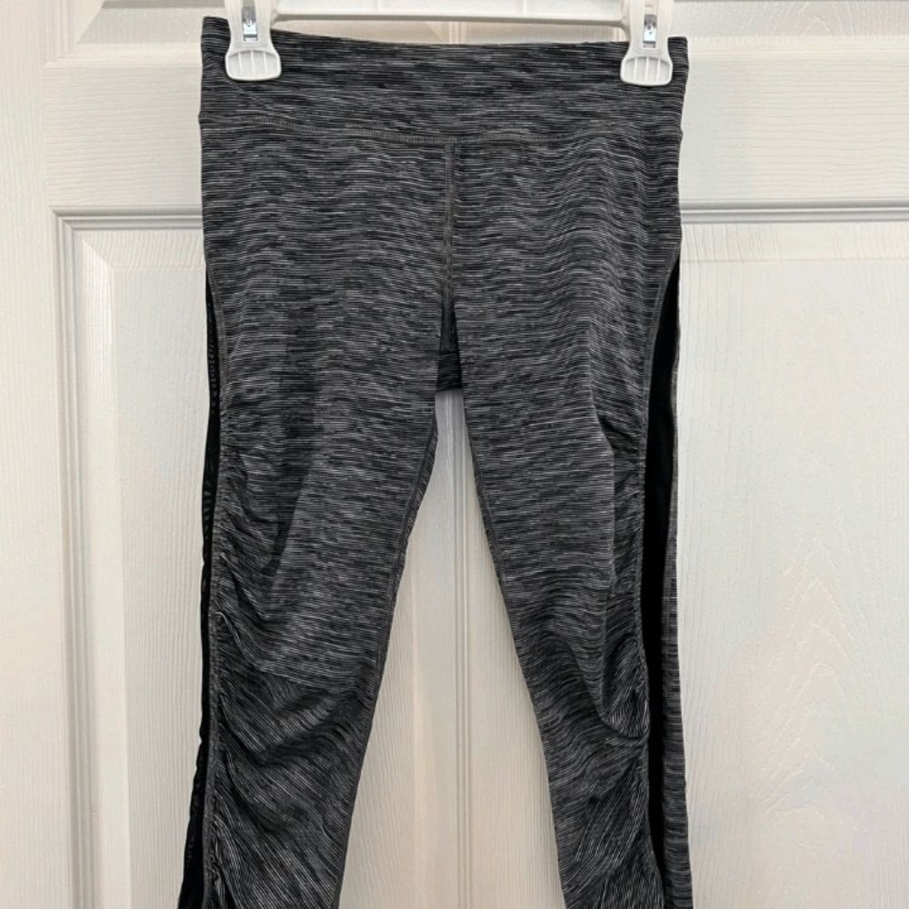 Lululemon cropped legging sheer side panel zippered pocket in back size 4 - Picture 12 of 15